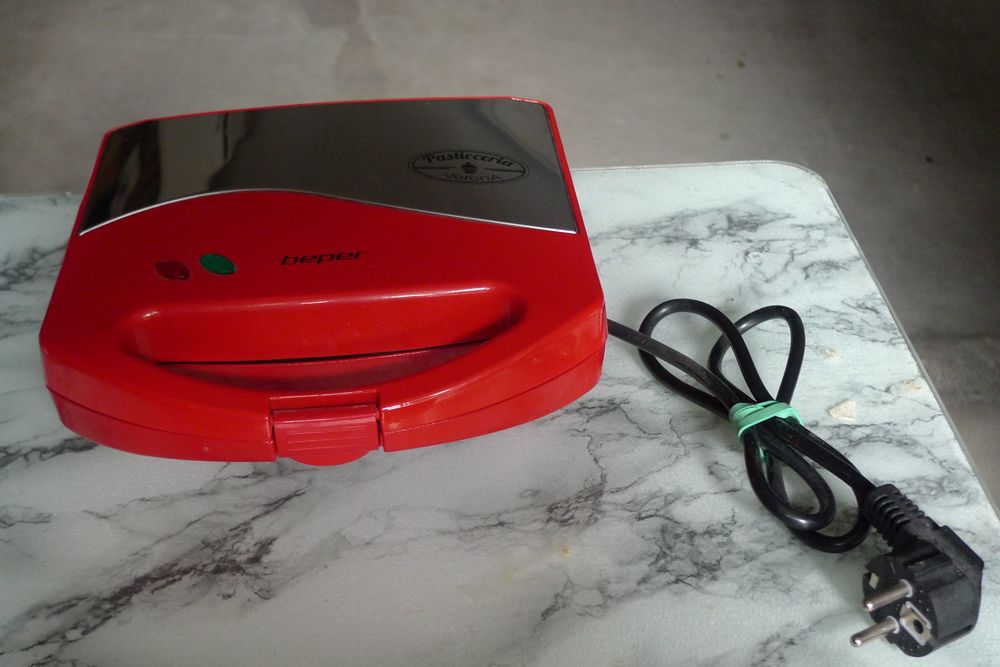 Gaufrier �lectrique Beper double laqu� rouge. 10 Maisons-Alfort (94)