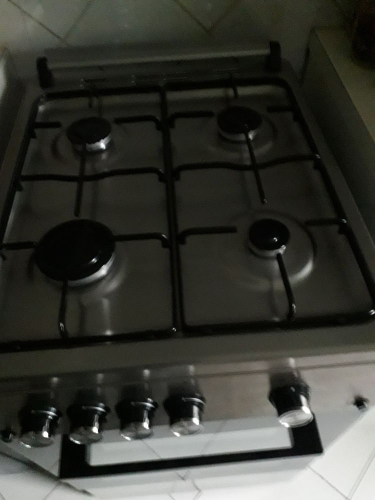 Gazini�re 4 feux avec son four enti�rement au gaz Etat Neuf 250 Montpellier (34)