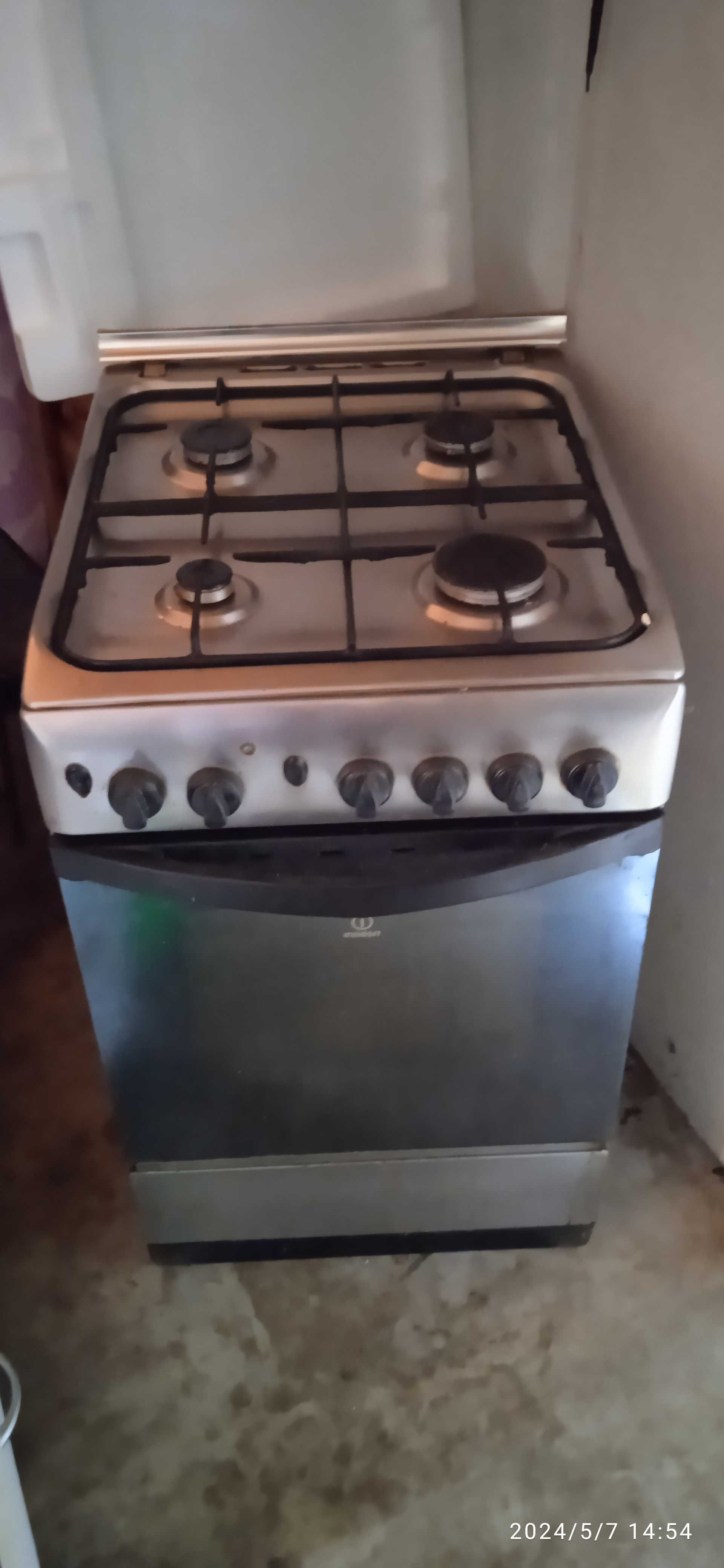 Gazini�re 4 feux avec four gaz. 70 P�zilla-la-Rivi�re (66)