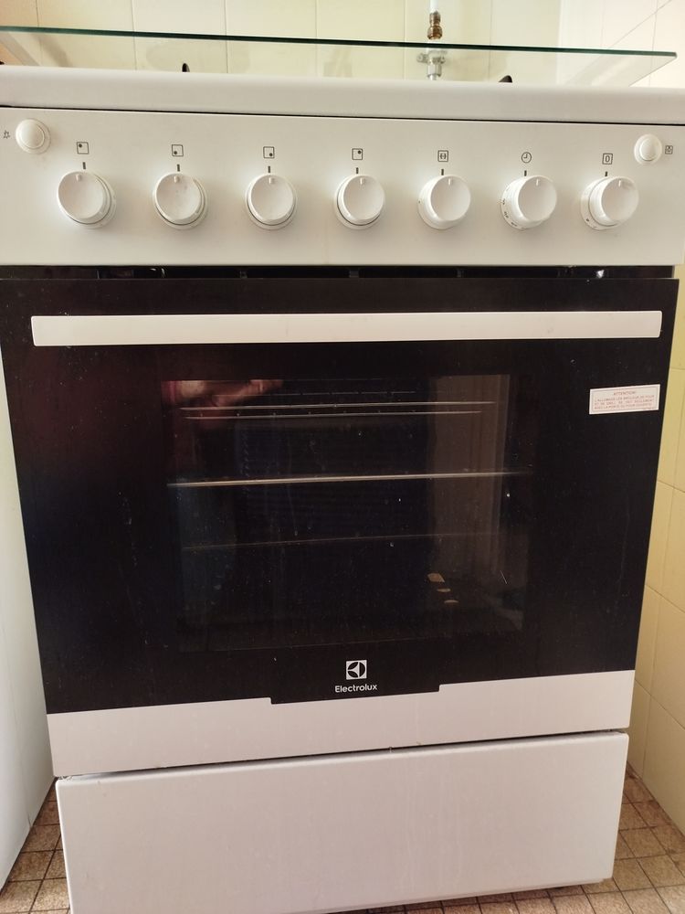 Gazini�re, un meuble de cuisine, une table 
et chaises 0 Toulon (83)