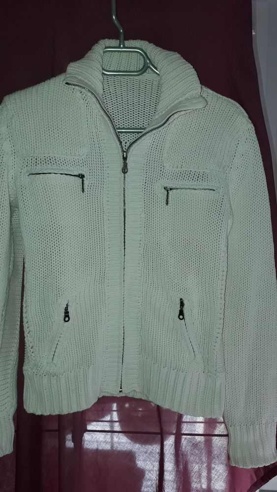GILET BLANC EN MAILLE COTON 
11 Charbonni�res-les-Bains (69)