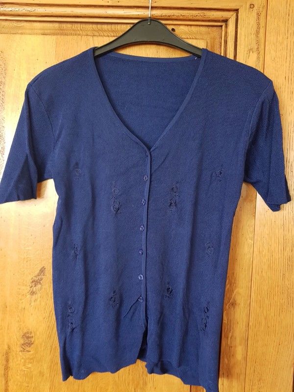 Gilet bleu brod� neuf synth�tique � boutons qui s ouvrent me 7 Viriat (01)