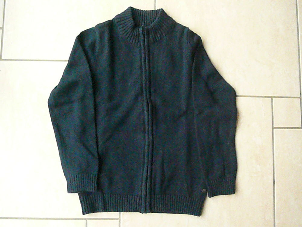 Gilet bleu marine 8 ans (n�29 bis) 7 Franqueville-Saint-Pierre (76)