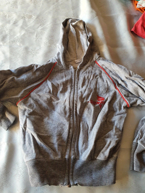 Gilet � capuche zipp� 
4 ans 
2 Aubvillers (80)