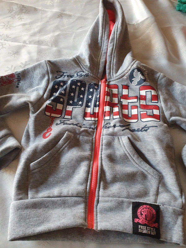 gilet � capuche zipp�
4 ans 
gris et rose
3 Aubvillers (80)