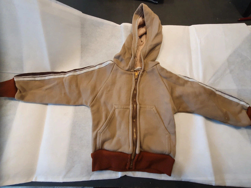 gilet marron � capuche 
12 mois 2 Aubvillers (80)