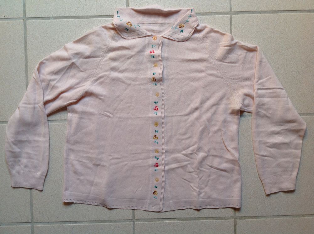 GILET ROSE EN LAINE AVEC BRODERIES Envoi Possible
8 Tr�gunc (29)