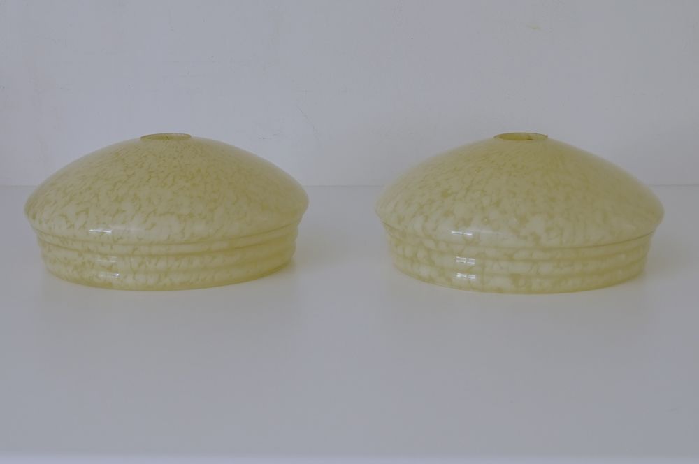 Lot de 2 globes anciens verre mouchet� jaune paille - Art 48 Les Moli�res (91)