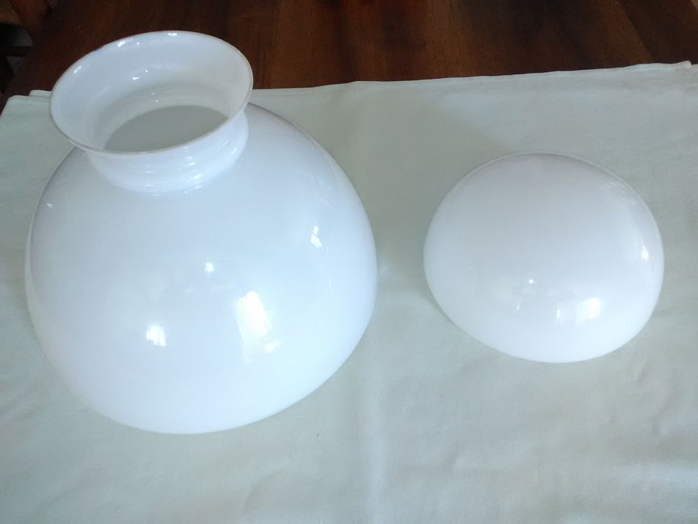 Globes en Opaline Blanche (2) / � l'unit� 2 Taillades (84)