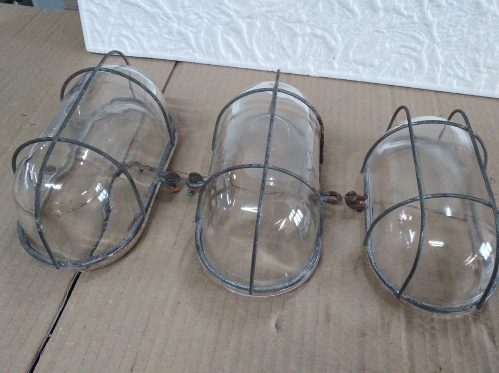 3 globes ovales en verre 10 Le Creusot (71)