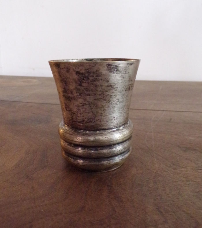 Gobelet en argent poin�onn� avec base cannel�e 9 Laval (53)