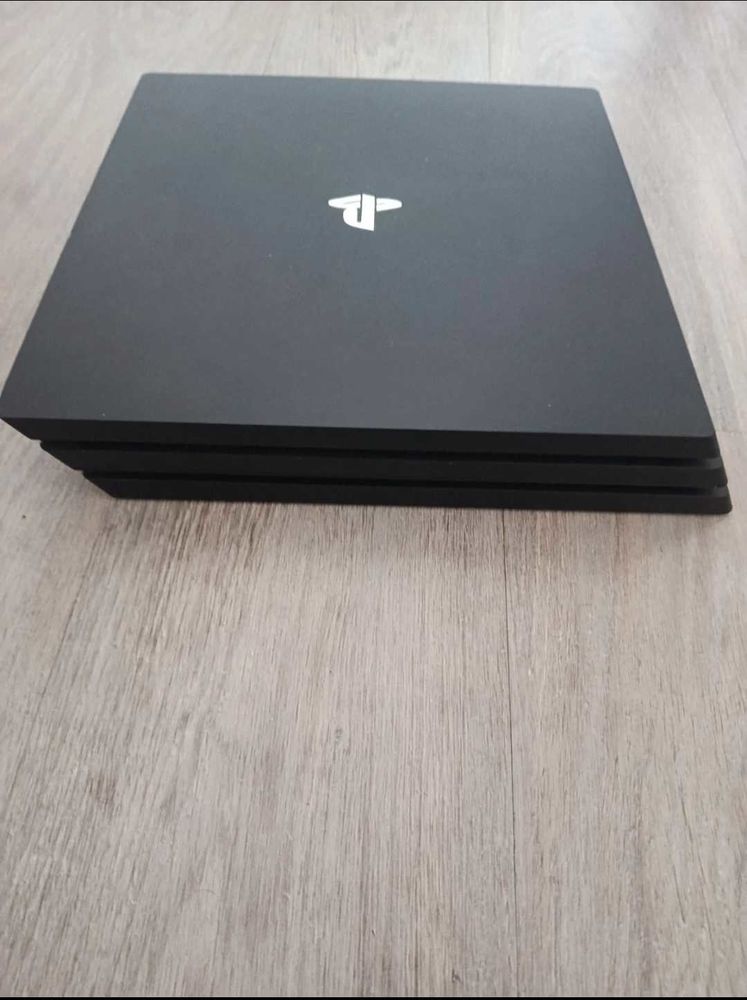 PS4 Pro 1 To GoldHEN jailbreak �  tr�s bon �tat 190 Aubergenville (78)