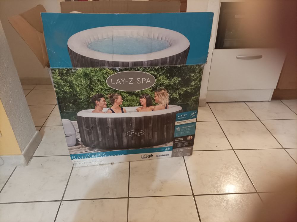 Spa gonflable avec moteur +accessoires+transat sur pied 0 