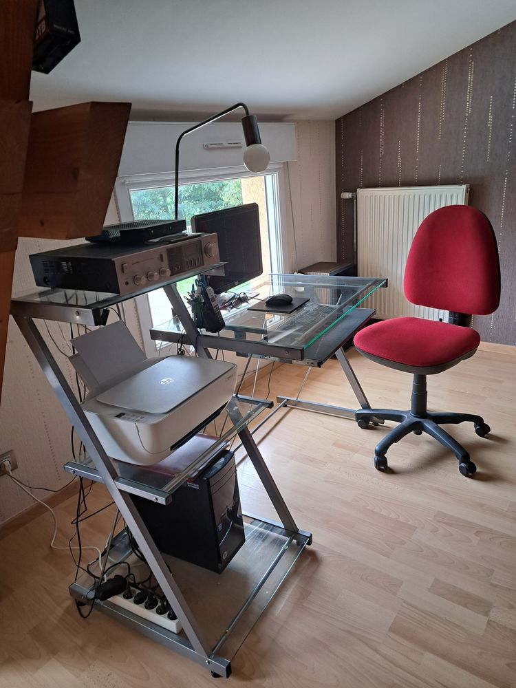 Grand Bureau pi�tement acier et dessus verre tremp� . 
25 Saint-Just (01)