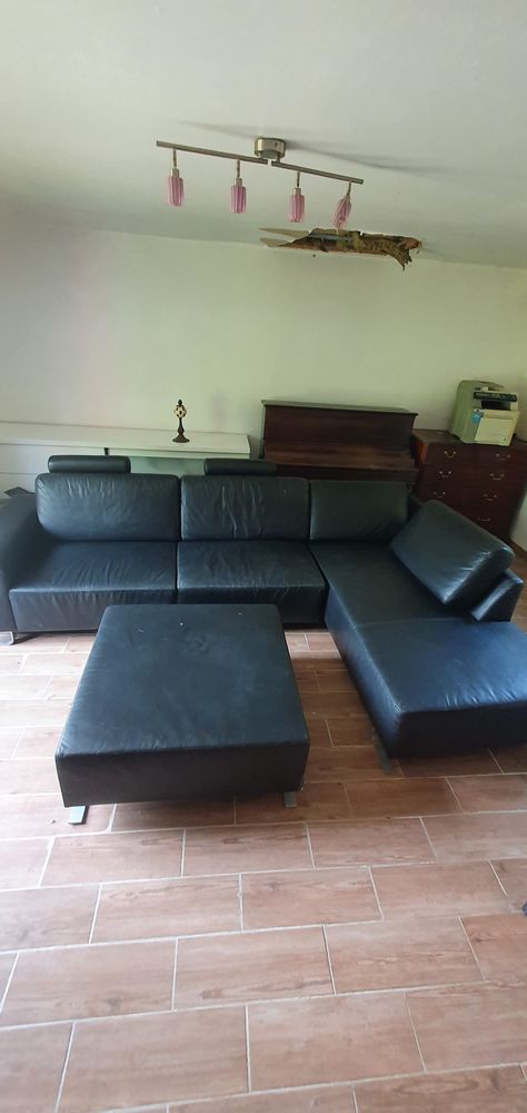 GRAND CANAPE CUIR NOIR MUSTUNG
300 Pi�gut-Pluviers (24)