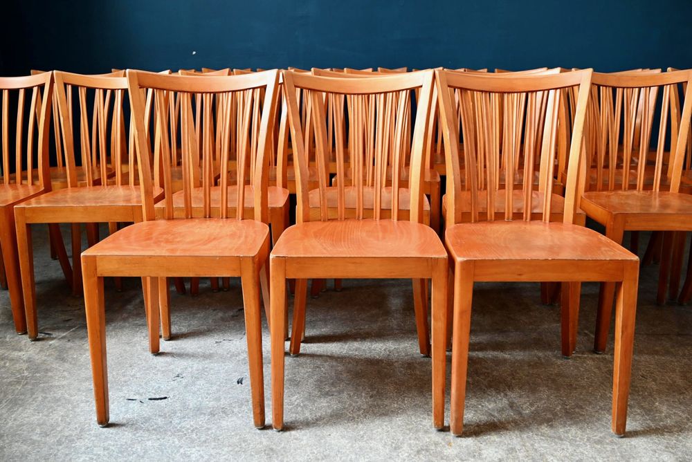 Grand lot de 22 chaises bistrot en bois anciennes vintage 2200 Wintzenheim (68)