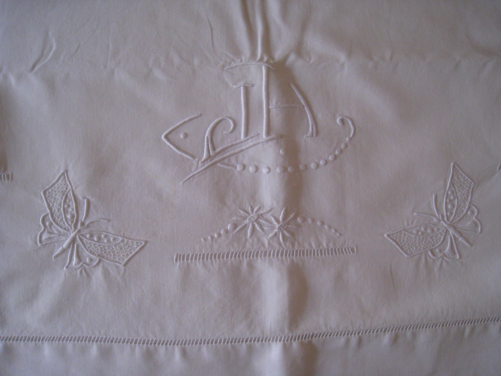 Grand drap brod� main beau travail ! 38 Vinay (38)