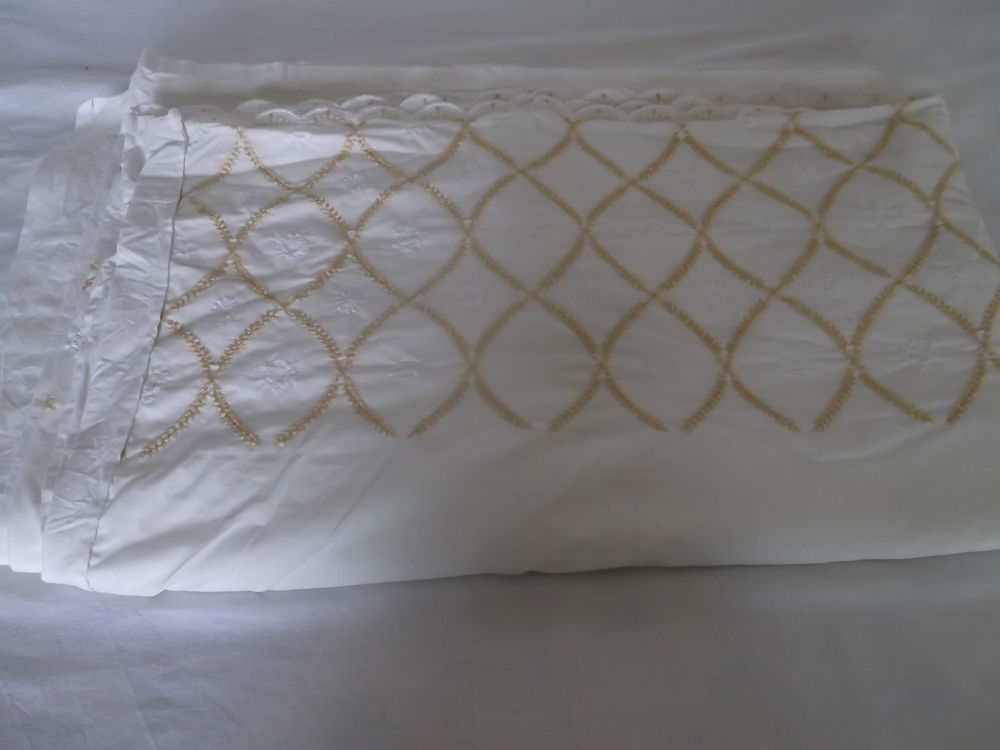 Grand drap double en coton blanc broderie dor�e (240x290 cm) 17 Le V�sinet (78)