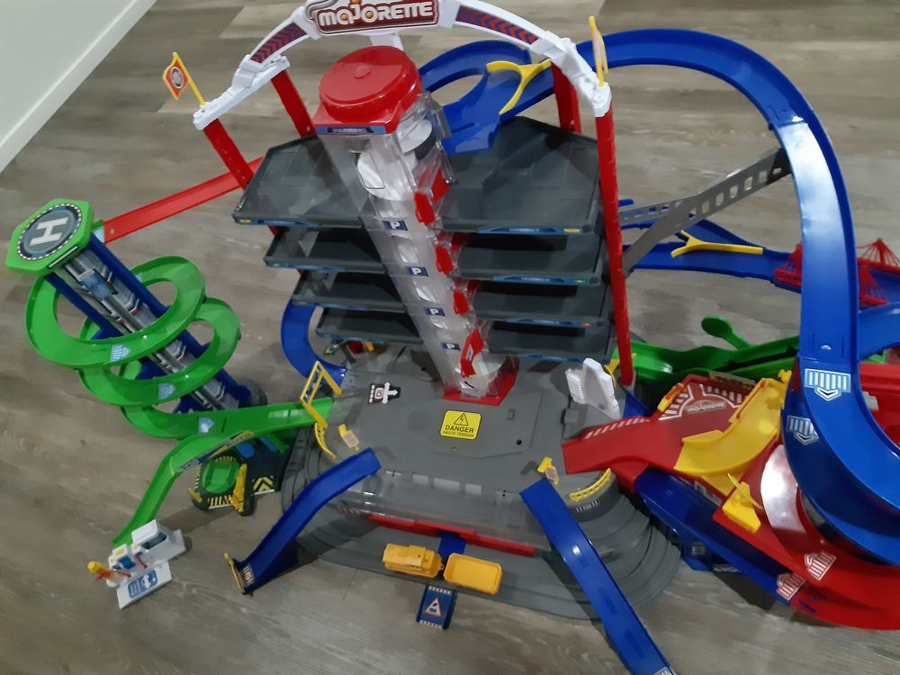 Grand Garage Majorette avec 12 voitures 50 Briatexte (81)