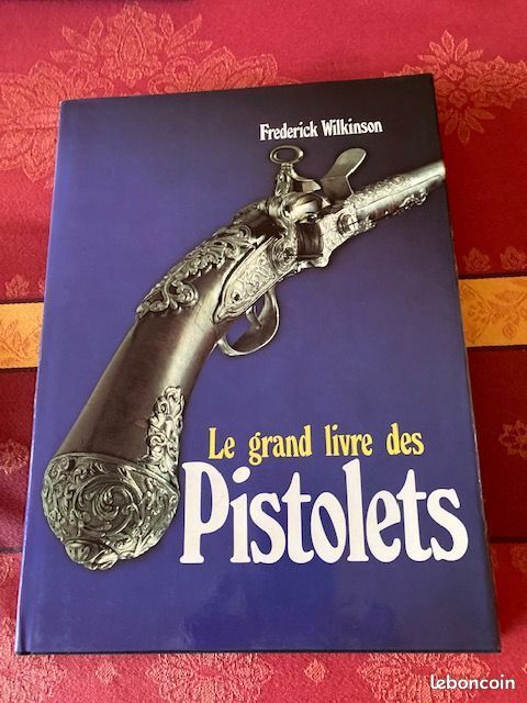 Le Grand livre des pistolets 25 Le Pecq (78)
