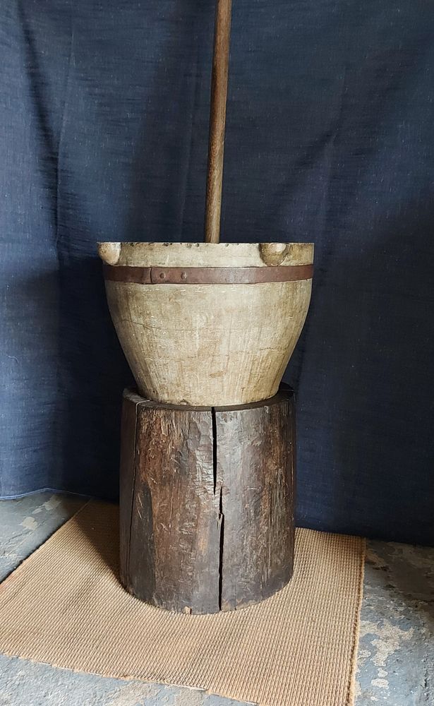 Grand mortier d'apothicaire en pierre ancienne + socle ch�ne 900 Saint-Vit (25)