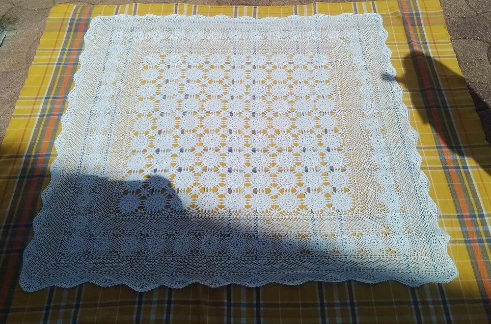 Grand Napperon Carr� Fait Main de 104 x 104 cm 18 La Fert�-Alais (91)