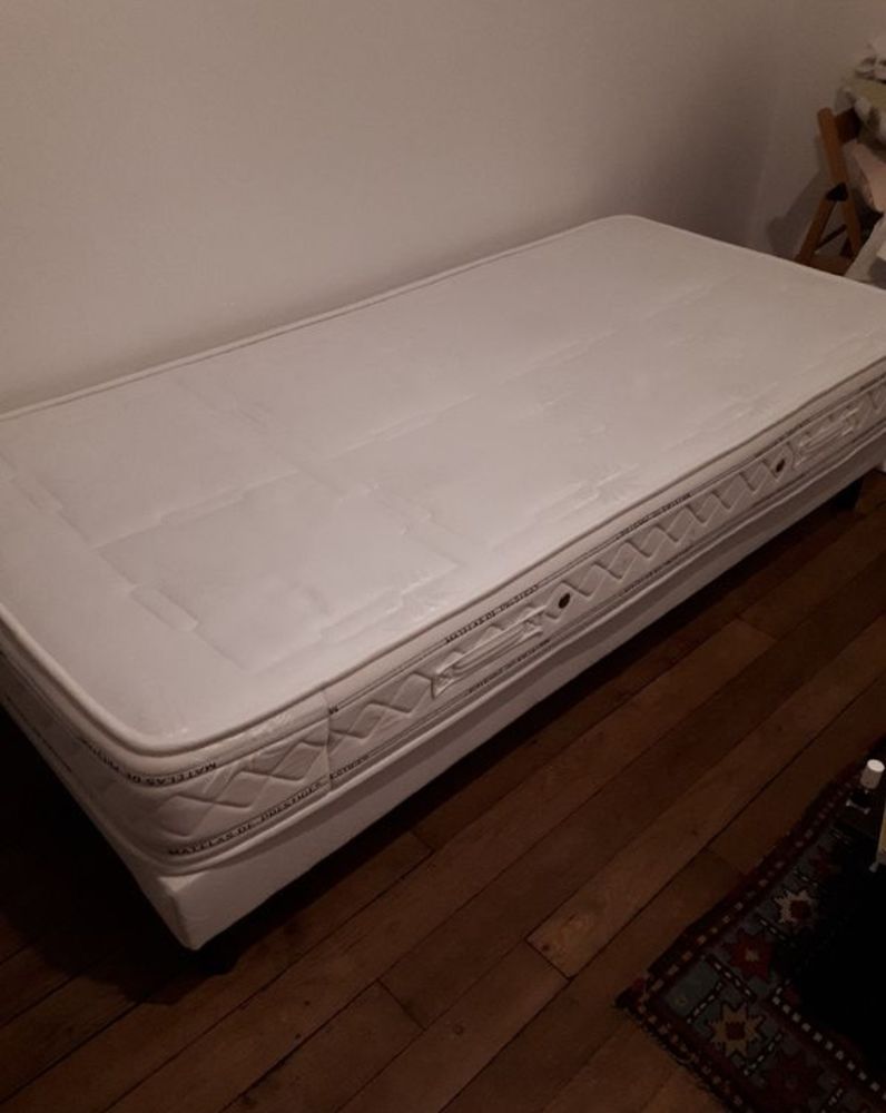 Grand lit une place (matelas et sommier) 160 Paris 14 (75)