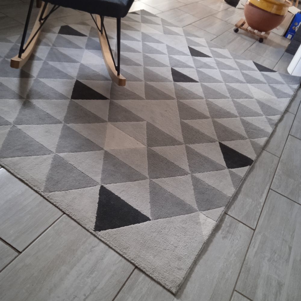Grand tapis motifs g�om�triques triangles gris 229*160 60 Roussillon (38)