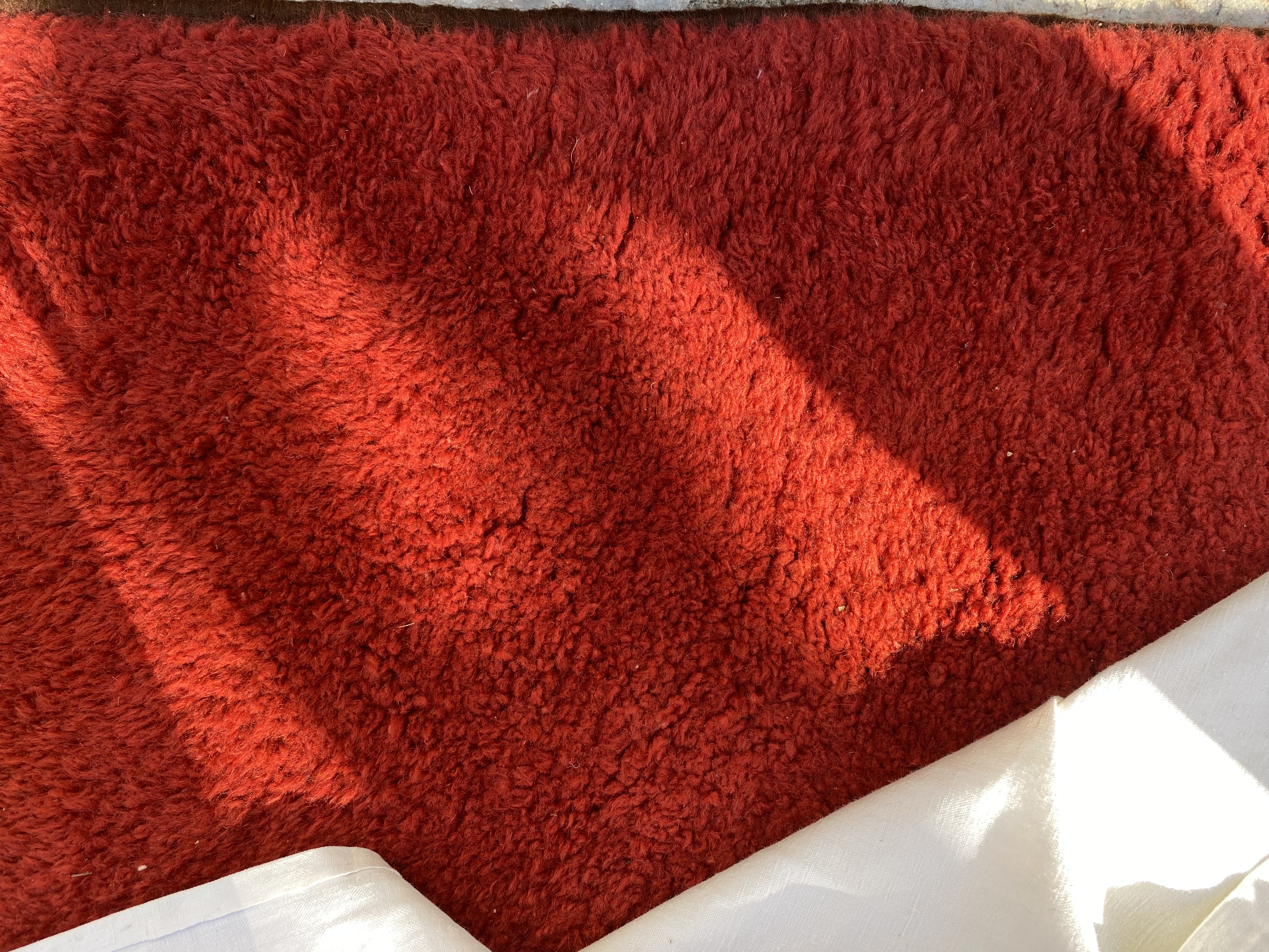 Grand tapis rouge pur laine fabrication artisanale 320 Souillac (46)