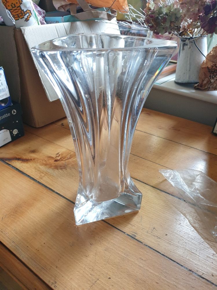 Grand vase en cristal ébréché sur le pied : 10 Mouxy (73)