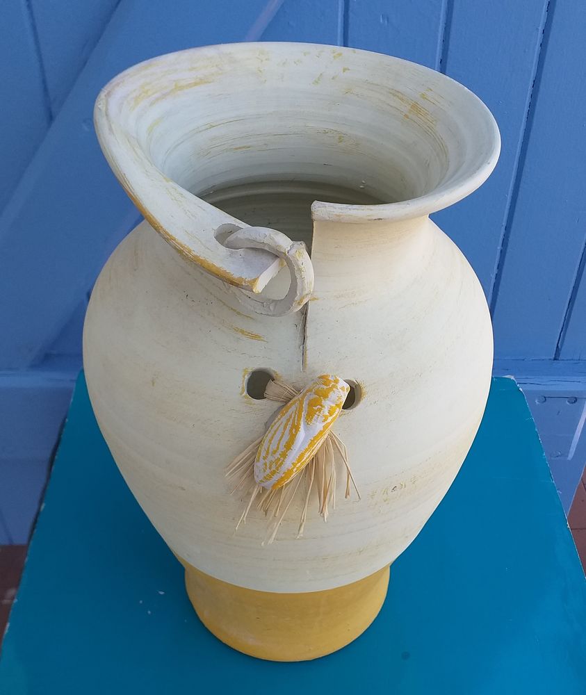 Grand Vase / poterie / jarre / jaune bicolor / d�cor d'un grillon Hauteur 32 cm 35 Montauban (82)