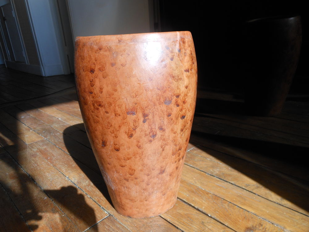 Grand vase en terre cuite
60 Levallois-Perret (92)