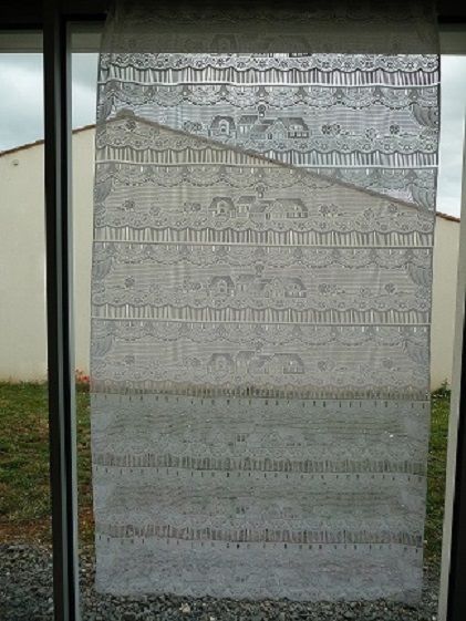 Grand voilage blanc motifs village 20 Celles-sur-Belle (79)