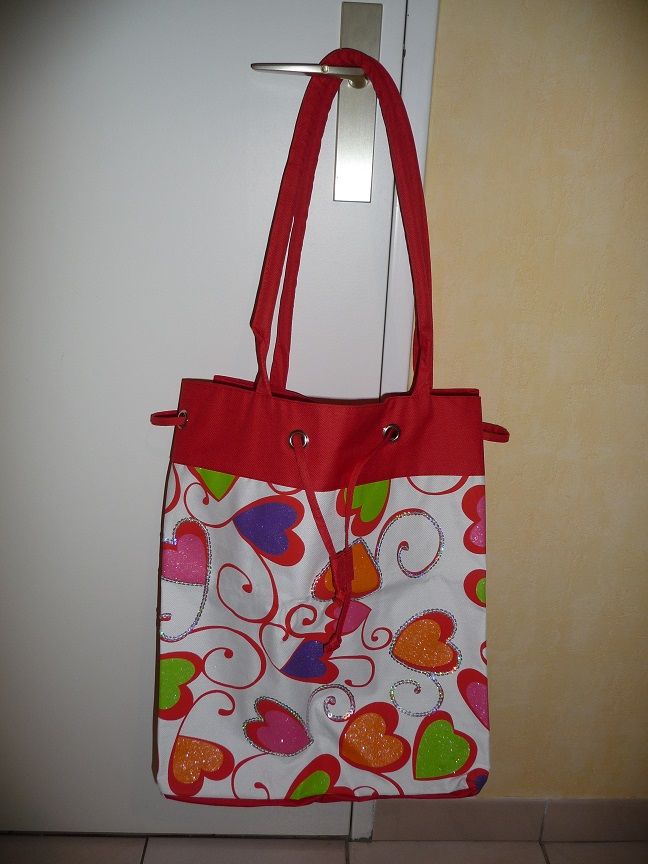 Sac Grand Volume rouge & blanc motifs coeurs 20 Celles-sur-Belle (79)