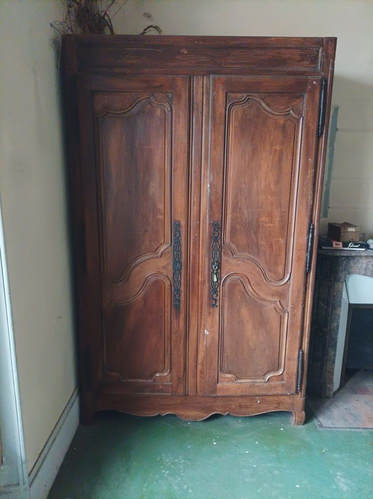 une grande armoire ancienne en bonne �tat. 60 Neuilly-sur-Seine (92)
