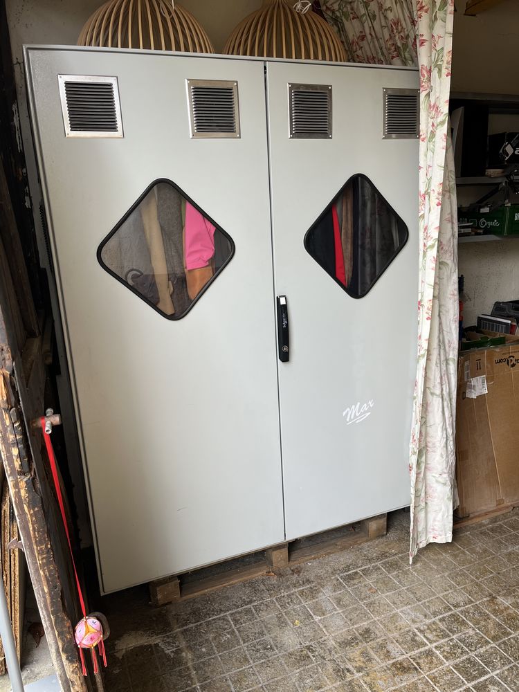 Grande armoire penderie ou �tag�res,m�tallique, renforc�e. 100 Filli�re (74)