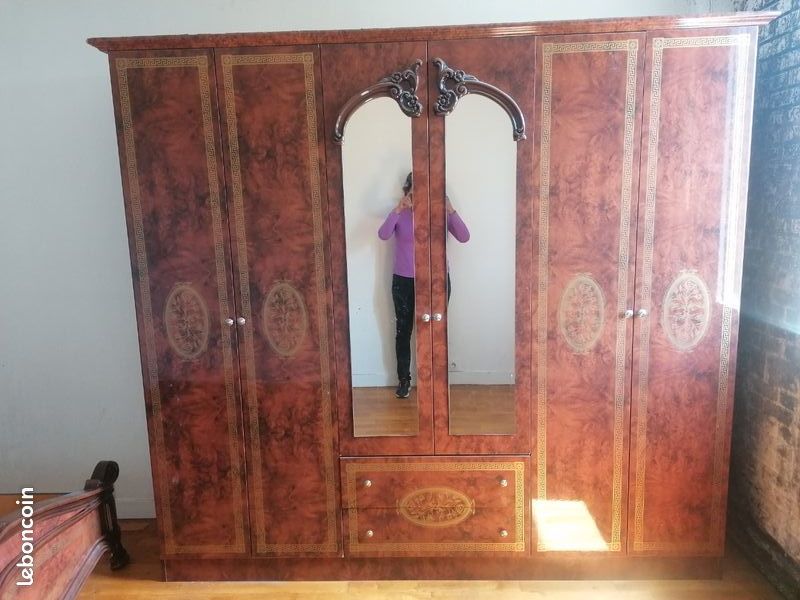 GRANDE ARMOIRE QUASI NEUVE
6 PORTES 2 TIRROIRS
299 Villepinte (93)
