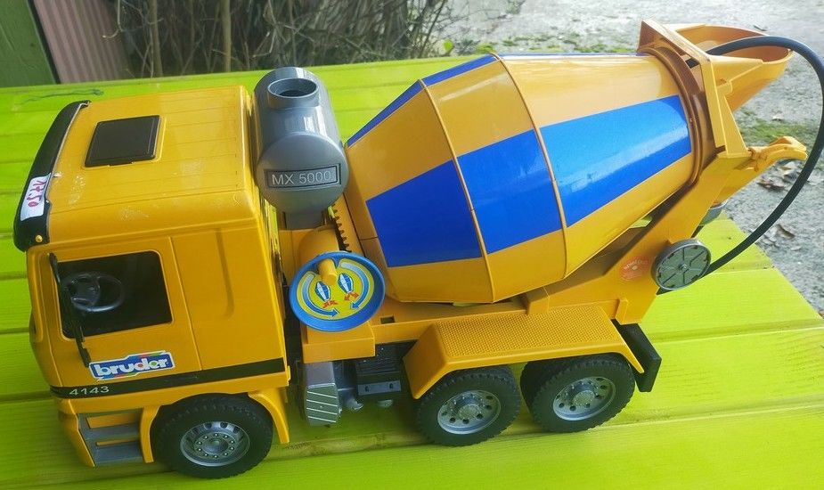 Grande b�tonni�re BRUDER 47cm �tat neuf
15 Mirecourt (88)