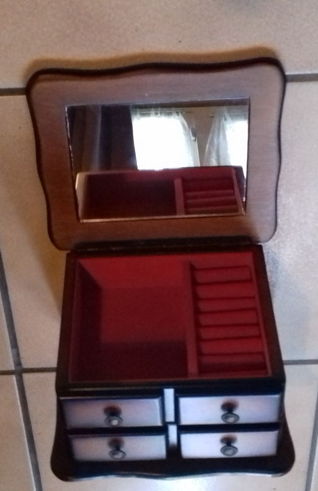 GRANDE BO�TE � BIJOUX en BOIS et FEUTRINE 15 Boucau (64)