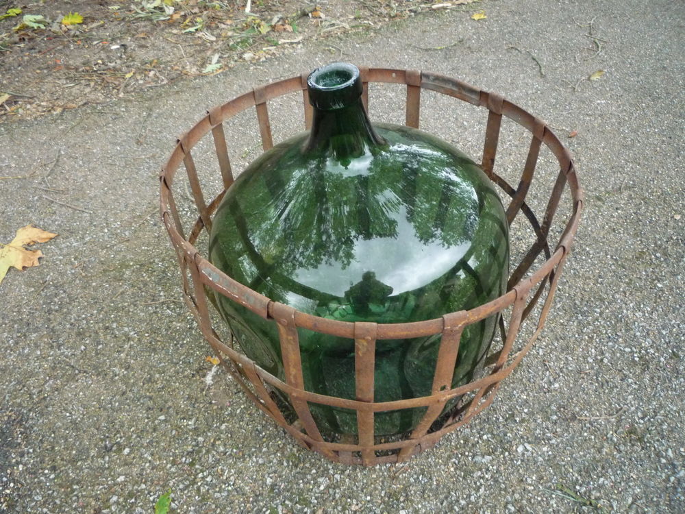 Grande bonbonne verte dans sa corbeille en fer
150 Castres (81)
