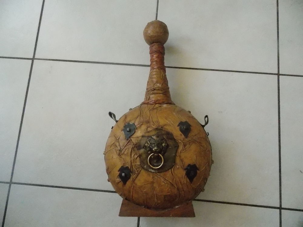 grande bouteille ancienne envelopp� de cuir 25 Saint-Rem�ze (07)