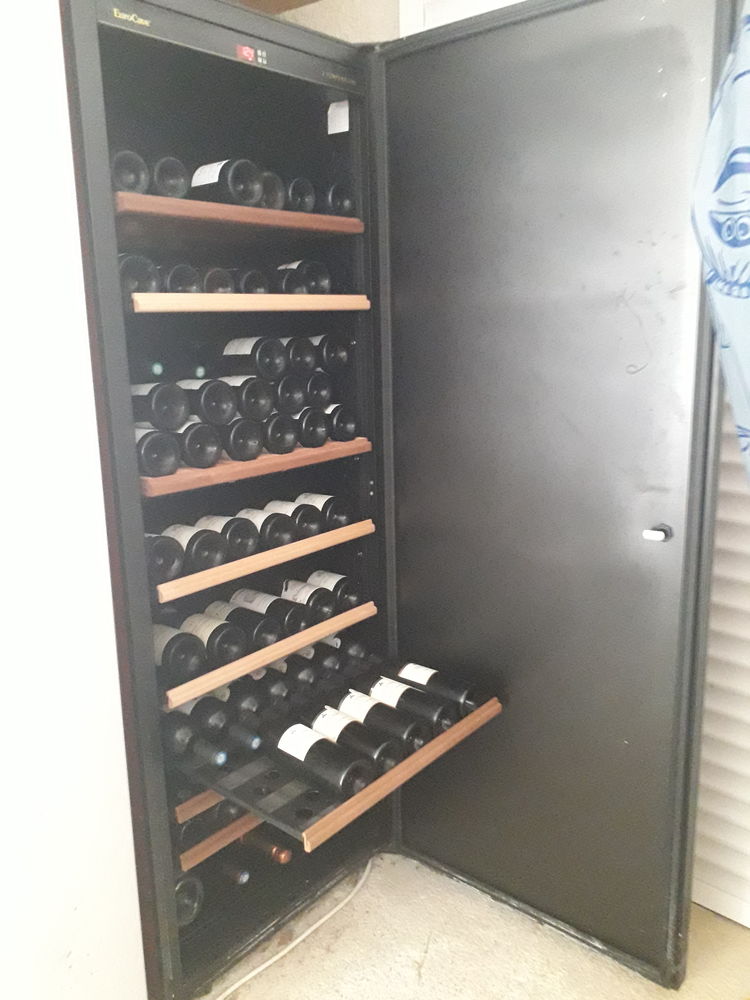 Grande cave � vin 215 bouteilles environ 400 Seillans (83)