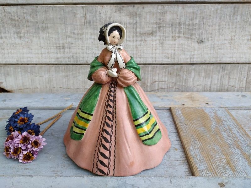 Grande Cloche de Table en Fa�ence Femme Habits Victorien 69 Loches (37)