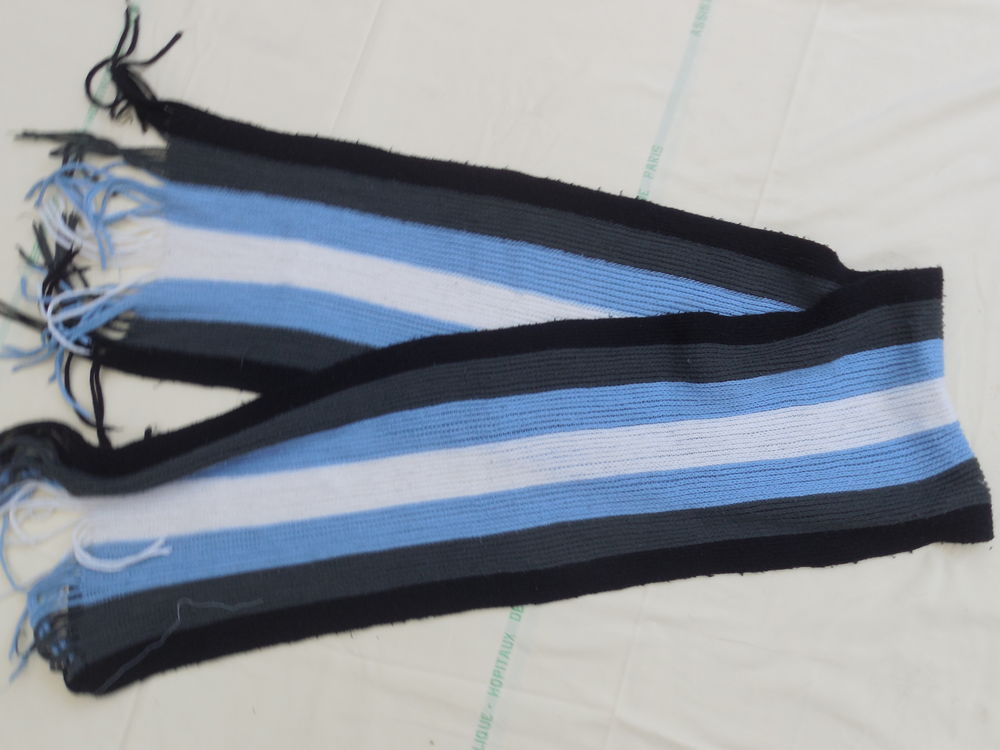 grande �charpe avec rayures ; 4 Pontault-Combault (77)