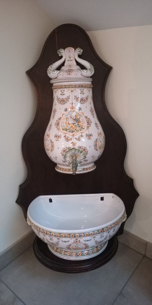 Grande fontaine en fa�ence de Moustiers sign�e YR 250 Dracy-le-Fort (71)