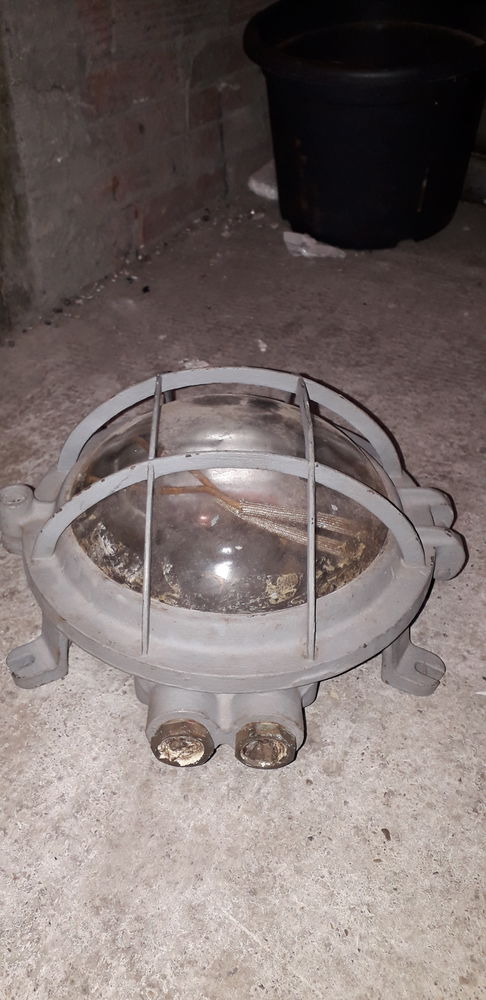 Grande lampe hublot d'usine en fonte lourde 70 Marseille 15 (13)