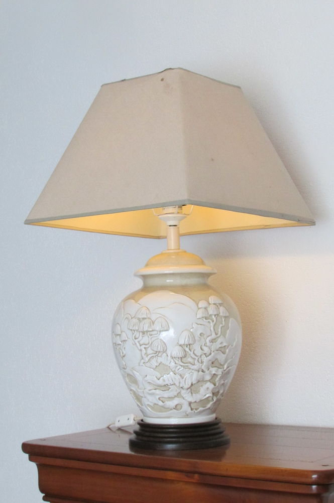 Grande Lampe en porcelaine �maill�e en relief, motif asiatiq 125 B�ziers (34)
