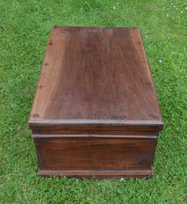 
Grande malle africaine ancienne en bois d'iroko.
90 Thenneli�res (10)