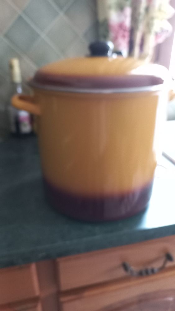 Grande marmite pour cuisiner, en �mail beige 15 Benet (85)