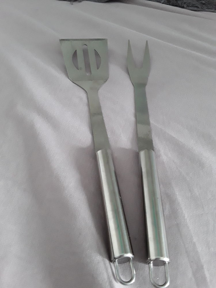 Une grande pelle m�tallique et une grande fourchette 
0 La Rochelle (17)